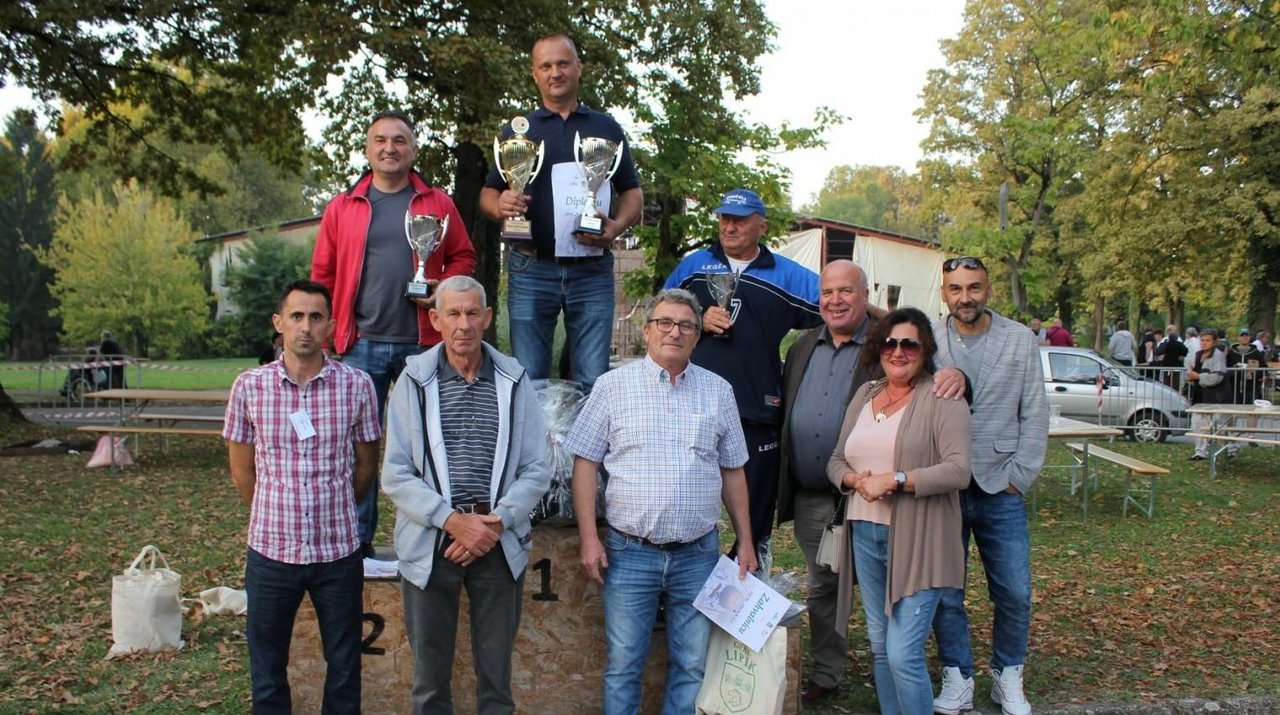 Fotografija: Ekipe koje su po ocjeni žirija skuhale najbolji fiš s gradonačelnikom Lipika Vinkom Kasanom/Foto: Compas.hr

