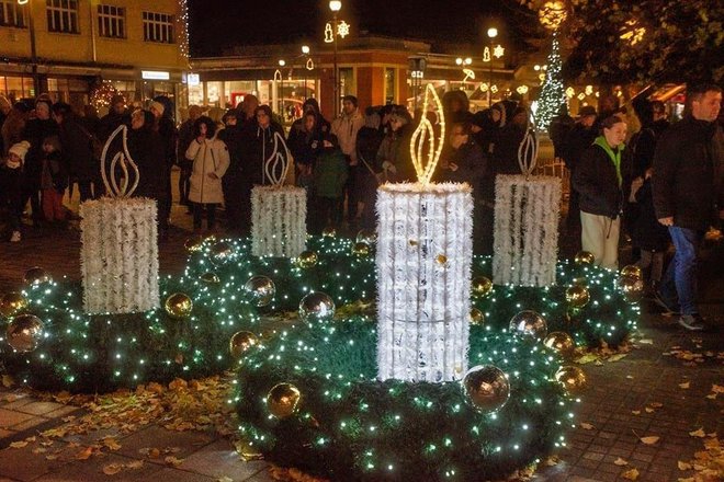 Na glavnom daruvarskom trgu upaljena je prva adventska svijeća/Foto: Predrag Uskoković/Grad Daruvar