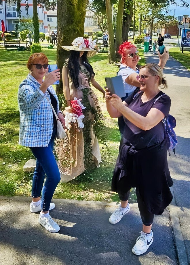 Posjetitelji su radili selfije ispred cvjetnih instalacija/Foto: Nikica Puhalo/MojPortal.hr