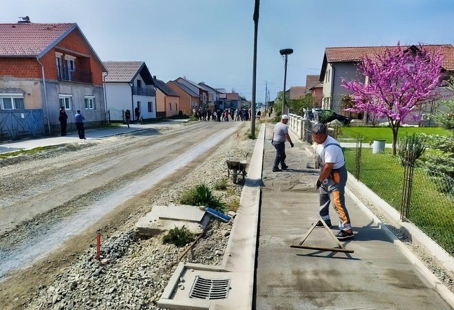 Paradoksalna scena u kojoj radnici završavaju nogostup dok je cesta u katastrofalnom stanju/Foto: Mario Barać/MojPortal.hr