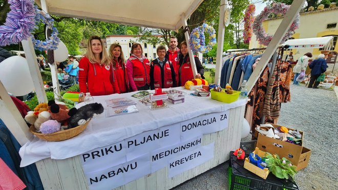 Na štandu Crvenog križa skupljale su se donacije za nabavu medicinskih kreveta/Foto: Nikica Puhalo/MojPortal.hr