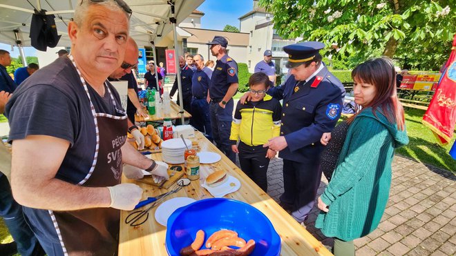 Vatrogasci su posjetiteljima besplatno dijelili kobasice i kruh/Foto: Nikica Puhalo/MojPortal.hr