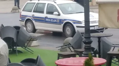 26-godišnji mladić pucao prema četvorici mladića ispred Star caffea u ulici Stjepana Radića u Daruvaru. Policija je tri dana nakon pucnjave tražila čahure po Radićevoj ulici / Foto: Dijana Puhalo