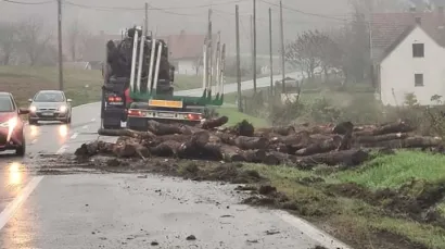 Trupci su ispali iz prikolice i blokirali promet u smjeru Bjelovara/snimio čitatelj