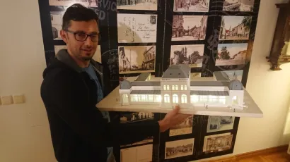 Goran Arbanas iz Pakraca bavi se 3D printanjem i pokazuje model Kursalona napravljen 3D printerom i pokazuje model Kursalona/Foto: Mario Barać