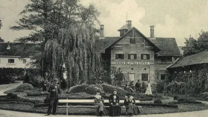 Na mjestu današnje zgrade do 1910. godine je stajala Anina blatna kupka, nazvana vjerojatnije po kćeri Julija Jankovića (obratite pažnju na središnji svjetlarnik/odzračnik &ndash; pomalo skriven iza dimnjaka iznad središnjeg bazena s toplom vodom)/Foto: Arhiva Vlatke Daněk