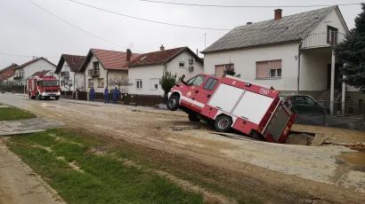 Vatrogasno vozilo upalo je u rupu koja se stvorila nakon što je u ulici pukla vodovodna cijev/Foto: Bjelovar.live