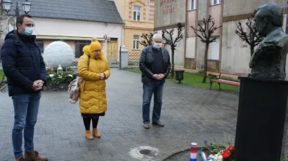 Gradonačelnica Pakraca Anamarija Blažević, njezin zamjenik Marijan Širac i Vlado Eck, potpredsjednik Gradskog vijeća Pakrac kod spomenika dr. Franje Tuđmana/Foto: Pakrački list