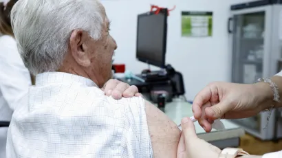 Prvi dan cijepljenja u Velikoj Britaniji pokazao je da bi više opreza trebalo biti s osobama koje imaju jake alergije odnosno trebalo bi znati prije cijepljenja je li netko alergičan na bilo koju tvar koja se nalazi u cjepivu/Foto: Tomislav Krišto/CROPIX
