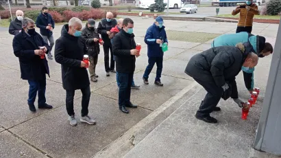 Bjelovarski rukometaši koji su zbog svojih uspjeha ušli u povijest hrvatskog rukometa oprašataju se od legendarnog trenera Željka Seleša/Foto: Deni Marčinković
