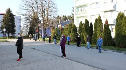 Iz pakračke tržnice mole građane da ne stvaraju nepotrebne gužve te da brinu o fizičkoj distanci čuvajući tako svoje i tuđe zdravlje/Foto: Pakrački list