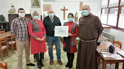 Član Rotary kluba Bjelovar, Zrinko Arvay, tajnica bjelovarskih rotarijanaca Andrea Dokmanović, Dražen Padović kuhar u pučkoj kuhinji, Dijana Bertić Frančić voditeljica Caritasa i fra Marko Pustišek ravnatelj Caritasa prilikom primanja donacije/Foto: Deni Marčinković