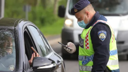 Za ulazak i izlazak s područja županije potrebno je
imati propusnice koje kroz sustav e-Propusnica izdavaju zaduženi županijski Stožeri, a one će se izdavati prema mjestu prebivališta fizičke osobe ili njenog stalnog boravišta / Foto: Željko Hajdinjak/CROPIX