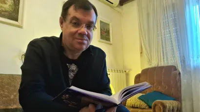 Damir Bajs vrijeme u samoizolaciji krati i čitanjem knjiga jer u kući pokojne majke nema novi digitalni reciver pa nema ni TV programa/Foto: Damir Bajs