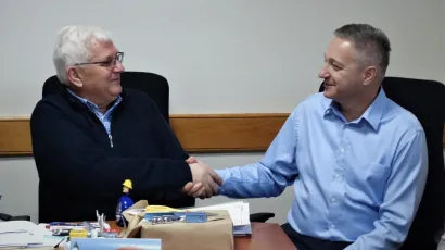 Državni tajnik Velimir Žunac s načelnikom Općine Končanica. Obojica su nedavno preboljeli koronavirus pa su se iz zezancije i pozdravili kao nekad - rukovanjem /Foto: Nikica Puhalo