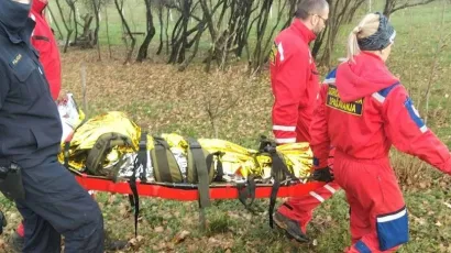 Pripadnici HGSS-a odnose pothlađenog muškarca do vozila Hitne pomoći/Foto: HGSS