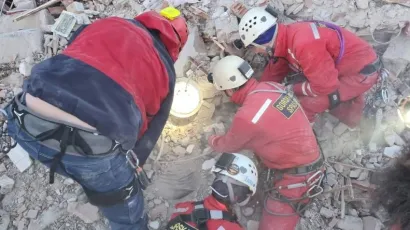 Pripadnici HGSS-a izvlače stradale iz ruševina nakon stravičnog potresa u Baniji/Foto: HGSS