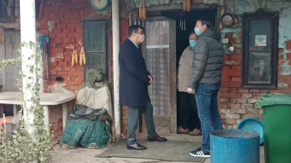 Župan Damir Bajs razgledava kuću Dragutina Bosaka koja je stradala u potresu/Foto: Deni Marčinković