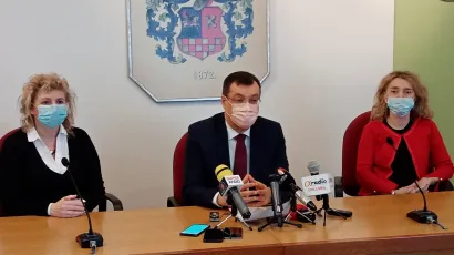 Nataša Vibiral, voditeljica Stručnog vijeća ravnatelja srednjih škola BBŽ, župan Damir Bajs i Ivana Hanić, voditeljica Stručnog vijeća ravnatelja osnovnih škola BBŽ/Foto: Deni Marčinković