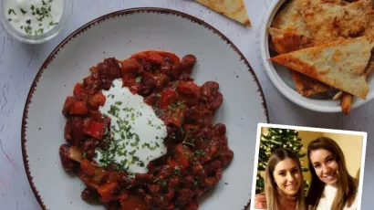 Sestre Klobučar i njihovo najnovije jelo chili bez mesa s ljutkastim tortilja čipsom/Foto: Martina Klobučar