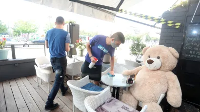 Napokon će se moći sjediti na terasama kafića/Foto: Ranko Šuvar/CROPIX