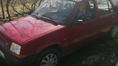 Nikola Bila iz sela Martinovići kod Gline u autu kojeg su mu poklonili dobri ljudi iz Daruvara/Foto:Boris Bušić