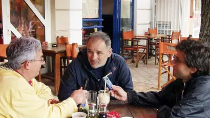 Mato Pejić i Goran Gazdek razgovaraju s Balaševićem 2004. godine u Novom Sadu uoči koncerta u Virovitici. Mato i Goran su pili lokalno novosadsko MB pivo, a Balašević samo sok i kavu/Osobni arhiv autora