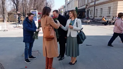 Sandra Frčo i Dubravka Dragašević srele su se na bjelovarskom korzu i jedna drugoj pokolnile cvijet u povodu Međunarodnog dana žena/Foto: Deni Marčinković