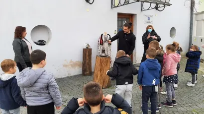 Pakrački mališani gledali su kako se radi banovac/Foto: Pakrački list