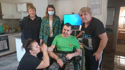 Marija Šafar, Ana Zokić iz Plasting ortopedije, mama Vera, Mario i tata Darko poziraju sretni zbog novih kolica/Foto: Mario Barać