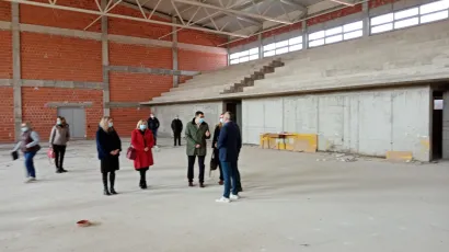 Župan Damir Bajs sa suradnicima, načelnik Općine Velika Pisanica Fredi Pali te ravnateljica škole Ivana Haić u obilasku dvorane u Velikoj Pisanici/ Foto: Deni Marčinković