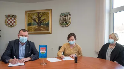 Gradonačelnik Daruvara Damir Lneniček i njegova zamjenica Vanda Cegledi potpisuju ugovor s Renatom Žukinom, predsjednicom daruvarske udruge Korak dalje/Foto: Predrag Uskoković