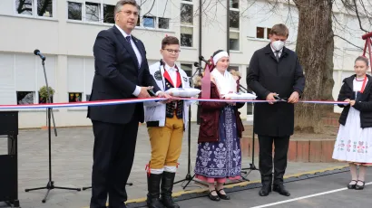 Premijer Andrej Plenković i ministar vanjskih poslova Republike Češke Tomáš Petříček svečano režu vrpcu/Foto: Nikica Puhalo
