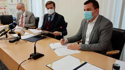 Direktor Fonda za zaštitu okoliša i energetsku učinkovitost Siniša Kukić, ministar Tomislav Ćorić i gradonačelnik Bjelovara Dario Hrebak/Foto: Deni Marčinković