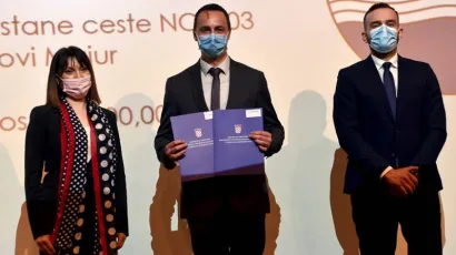 Ministrica regionalnog razvoja i fondova EU Nataša Tramišak, pakrački dogradonačelnik Marijan Širac i ministar rada i mirovinskog sustava Josip Aladrović na potpisivanju ugovora/Foto: Grad Pakrac