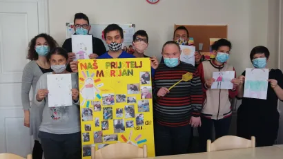 Članovi udruge izradili plakat „Naš prijatelj Marijan“ /Foto: Udruga "Korak dalje"