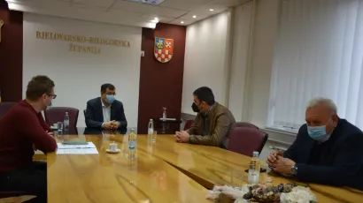 Predstavnik Turističke zajednice BBŽ Mihael Anđal, predsjednik Ceha ugostitelja BBŽ Srećko Koljić, zamjenik župana Neven Alić i župan Damir Bajs na sastanku/ Foto: BBŽ