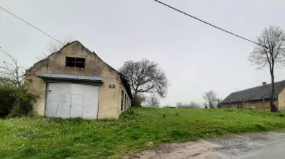 Ovo je zemljište u neposrednoj blizini doma u Gornjem Daruvaru na kojem će se izgraditi novo dječje igralište s dodatnim sadržajima i vidikovcem/Foto: Vladimir Bilek