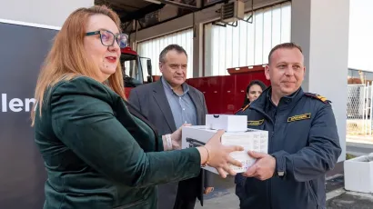 Marijana Grubišić koordinatorica društveno odgovornog poslovanja u Telemachu Hrvatska, Dinko Pirak gradonačelnik Čazme i Josip Heger, zapovjednik JVP Čazma