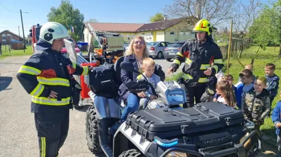 Djeca i odrasli upoznali su se s opremom koju na raspolaganju ima JVP Garešnica/Foto: JVP Garešnica