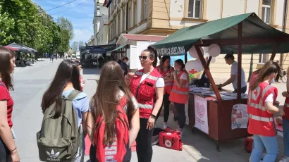 Prezentaciji pružanja prve pomoći se najviše mladih priključilo/Foto: Crveni križ