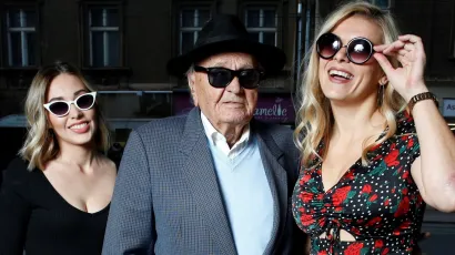 Josip Manolić i slučajne prolaznice koje su se htjele fotografirati s njim/Foto: Damjan Tadić/CROPIX
