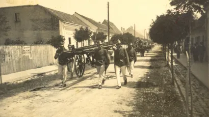 1936. godina, svečana povorka/Foto: Monografija Daruvarski vatrogasci – 140 godina DVD-a Daruvar