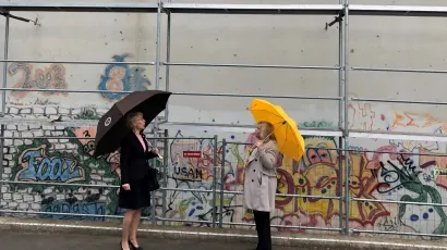 Ravnateljica Osnovne škole Vladimira Nazora Kornelija Častek i pročelnica Vanja Posavac kod školske dvorane u Gajevoj ulici u Daruvaru/Foto: BBŽ