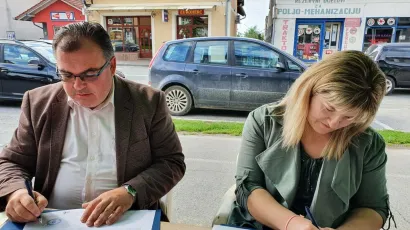 Pročelnik Dalibor Jurina jučer je potpisao cijeli niz ugovora/Foto: Martina Čapo