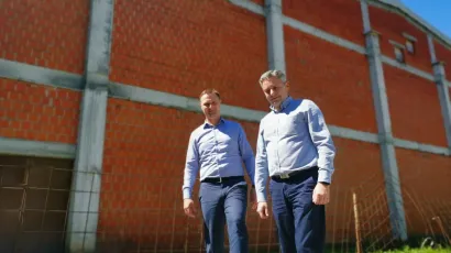Kandidat za župana Marko Marušić i načelnik Općine Hercegovac Boro Bašljan ispred nedovršene dvorane/Foto: HDZ