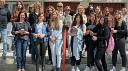 Učenici Ekonomske i turističke škole i svi zainteresirani građani ispred škole/Foto: Lana Andrijević