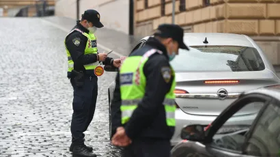 Obaveza nošenja vozačke dozvole sa sobom zapravo je besmislena/Foto: Goran Mehkek/CROPIX
