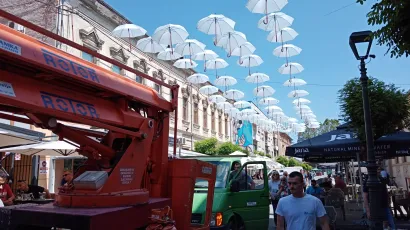 Duž gradskog korza postavljaju se viseći suncobrani/ Foto: Deni Marčinković