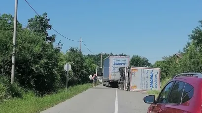 Prikolica se prevrnula nasred ceste u Kukunjevcu/Foto: Facebook